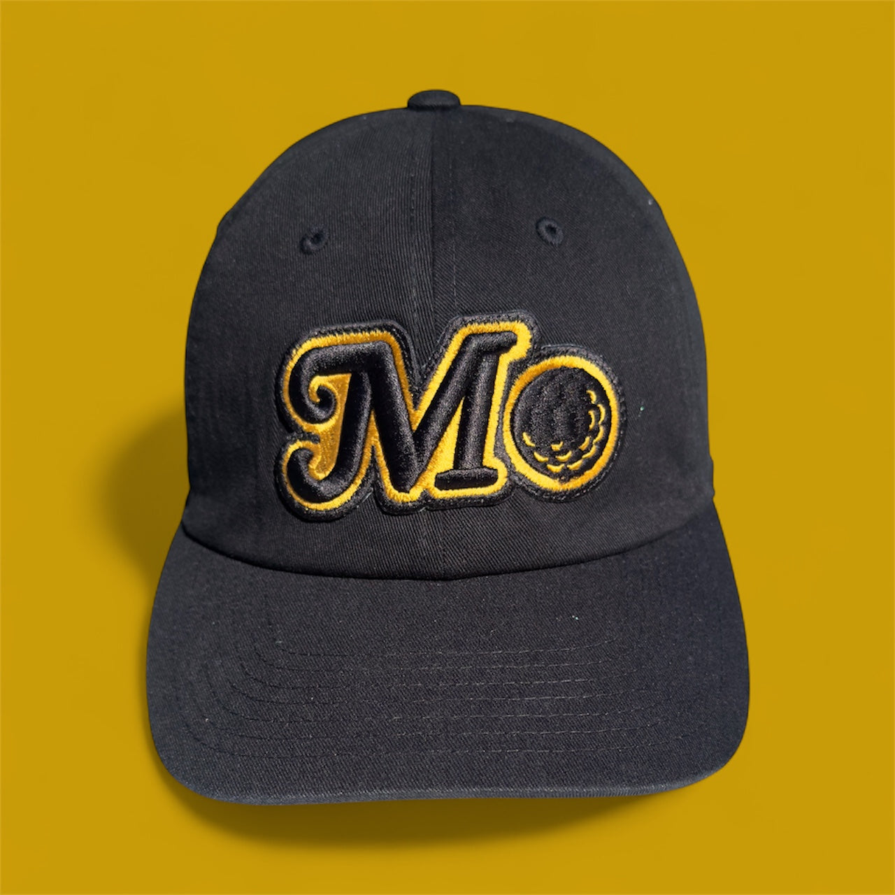 BLACK AND GOLD BUCKLE STRAP HAT